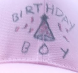 fundo rosa escrito Birthday Boy malfeito